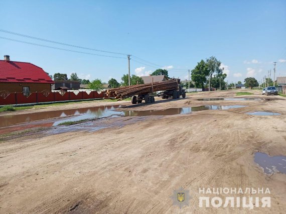 На Рівненщині  від удару деталі вантажівки загинула 11-річна дівчинка, яка стояла з матір’ю біля магазину