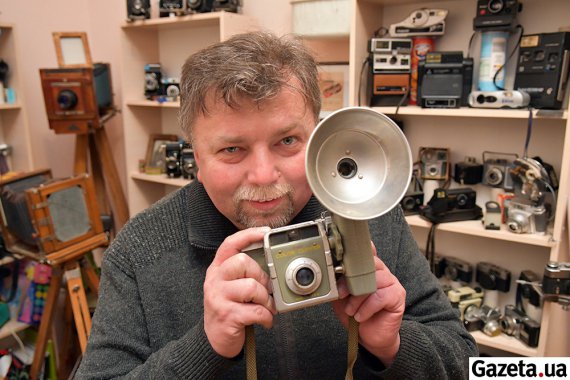 Роман Метельский показывает первый в мире "Цветной фотоаппарат", производства США