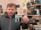 Роман Метельський показує фотоапарат типу Polaroid, виробництво фірми Kodak