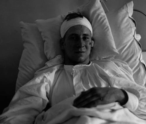Чарльтон в больнице после мюнхенской катастрофы. Фото manutd.com