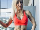 63-річна австралійка Леслі Максвел (Lesley Maxwell)  за допомогою вправ підтримує ідеальне тіло