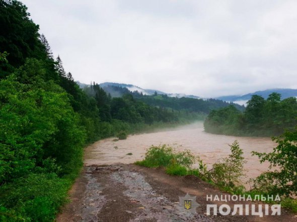 Из-за ливней произошло повреждение дорог в селах Петраши, Пидзахаричи, Розтоки и Дихтинец Путильского района.