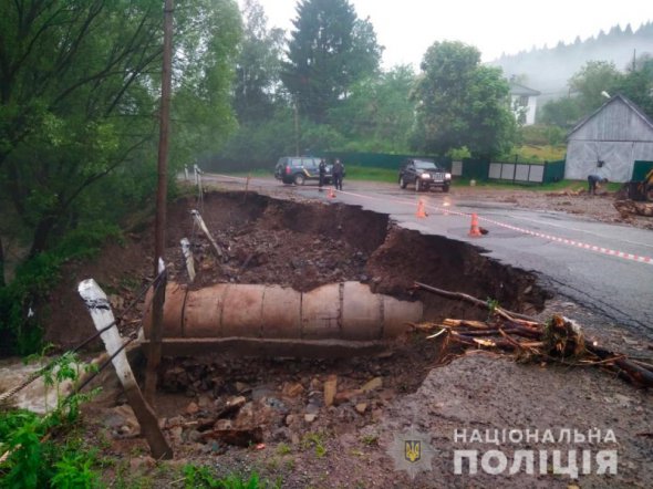 Из-за ливней произошло повреждение дорог в селах Петраши, Пидзахаричи, Розтоки и Дихтинец Путильского района.