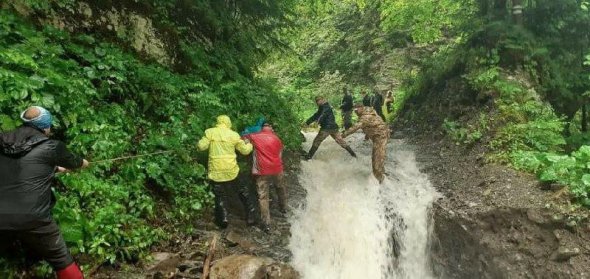 На Прикарпатті через раптове підняття води у річці Манявка застрягли дві туристичні групи, які поверталися з  водопаду