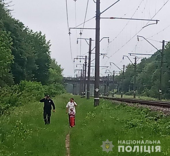 На Житомирщині  45-річна жінка хотіла стрибнути під поїзд разом із 5-річною донькою