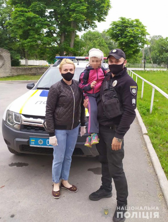 Жінку з дитиною з колій виштовхав поліцейський. За мить там промчав поїзд