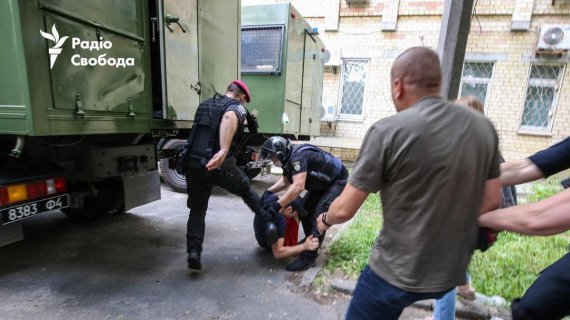 Задержание активистов полицией возле Шевченкового райсуда Киева