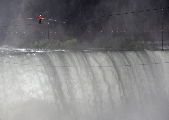 Ник Валленда прошел над Ниагарским водопадом по тросу, натянутому на высоте более 50 метров. 