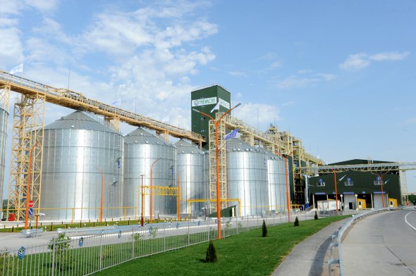 Компанія "НІБУЛОН" інвестувала 23 млн дол. США у будівництво нового перевантажувального термінала в с. Мар'янське. Це вже 10-й такий об'єкт на каскаді Дніпра