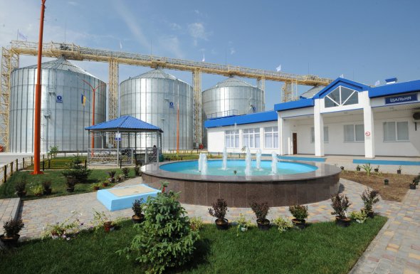 Компанія "НІБУЛОН" інвестувала 23 млн дол. США у будівництво нового перевантажувального термінала в с. Мар'янське. Це вже 10-й такий об'єкт на каскаді Дніпра