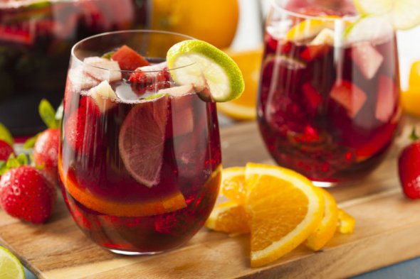 Безалкогольну сангрію готують з виноградного соку та апельсинового фрешу