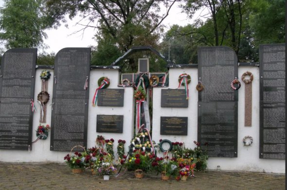 Венгерский мемориал в Сваляве был поврежден