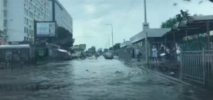 Через проливний дощ затопило декілька центральних вулиць Києва. Фото: Скріншот з відео