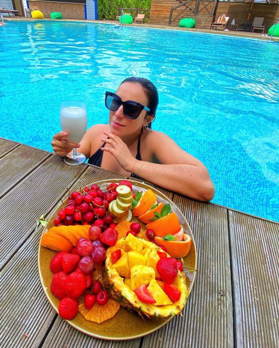 Співачка ласує фруктами прямо у воді