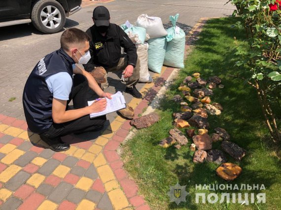 Правоохоронці вилучили бурштину-сирцю різної фракції вагою понад 850 кг. Правоохоронці вилучили бурштину-сирцю різної фракції вагою понад 850 кг.