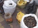 Правоохоронці вилучили бурштину-сирцю різної фракції вагою понад 850 кг. Правоохоронці вилучили бурштину-сирцю різної фракції вагою понад 850 кг.