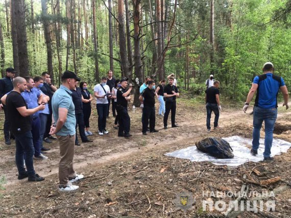 У Славутичі  в лісі знайшли вбитими чоловіка та жінку, які перебували в розшуку