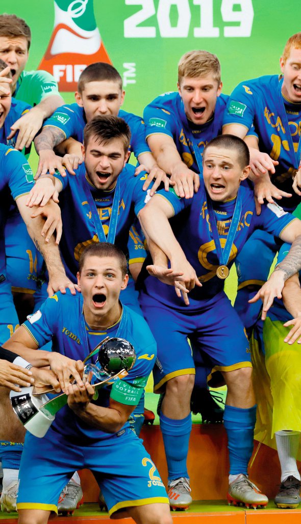 Капітан молодіжної збірної України  з футболу Валерій Бондар тримає трофей, який вручають переможцям Кубка світу серед 20-річних. 15 червня 2019-го команда здолала у фінальному матчі Корею – 3:1. До того обіграла Панаму, Колумбію й Італію