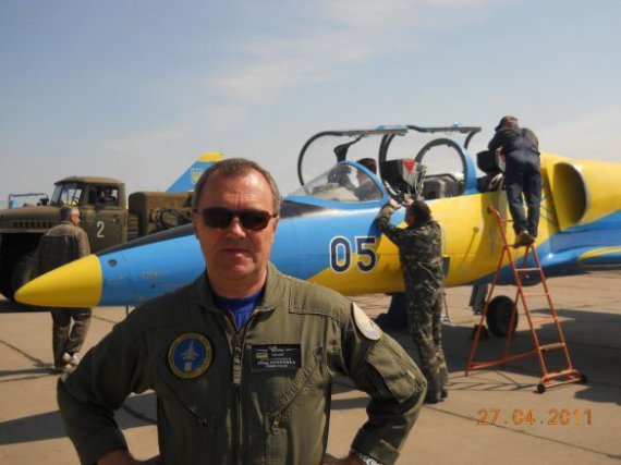 Олег   Синіца   -  відомий льотчик-випробувач.  Командир повітряного судна, яке  розбилося в Одесі