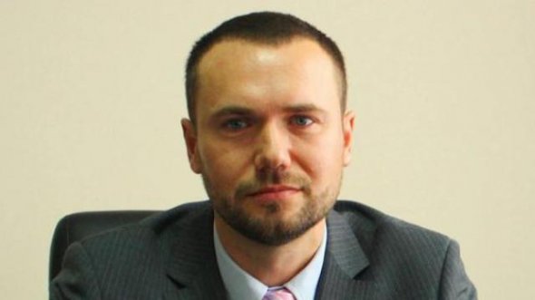 Шкарлет заявлял, что на президентских выборах в 2004 году поддерживал Януковича.