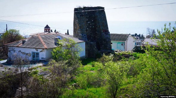 Руины византийской крепости VI века Алустон в историческом центре Алушты