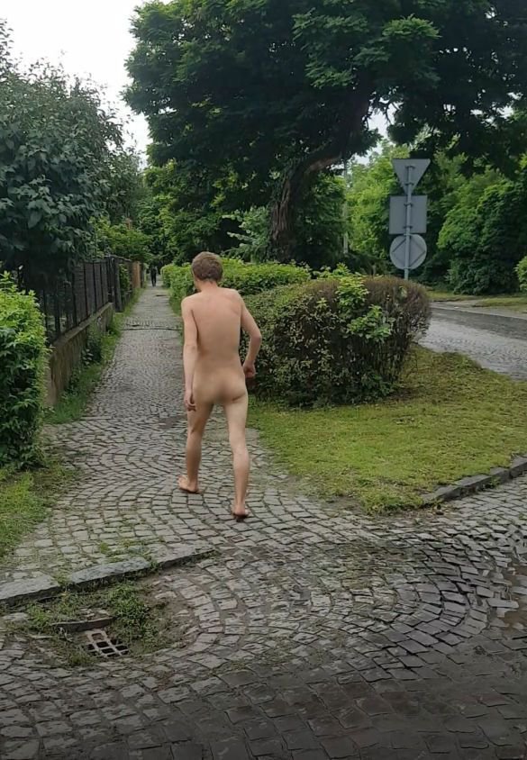 Вулицями Ужгорода гуляє абсолютно голий чоловік