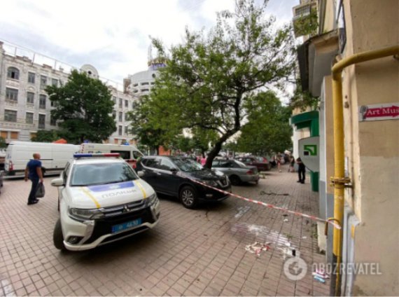 У Києві    жінка з 3-річним сином   вистрибнула з вікна квартири на 4-му поверсі
