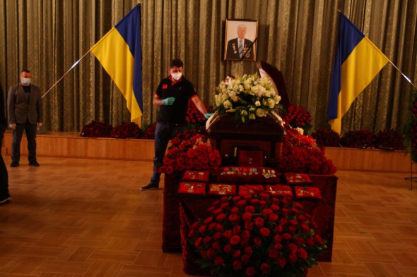 Пресс-секретарь пятого президента Украины Святослав Цеголко поправляет цветы у гроба с Алексеем Порошенко