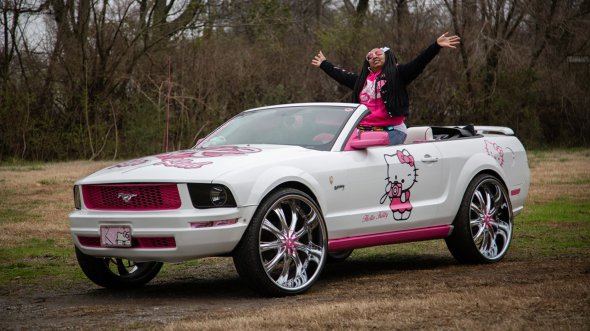 Ford Mustang в стиле Hello Kitty