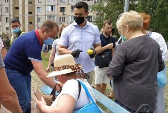 Народний депутат Микола Тищенко привіз мешканцям зруйнованого будинку по вулиці Соломії Крушельницької, 1/5 в Києві лимони