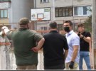 Народний депутат Микола Тищенко привіз мешканцям зруйнованого будинку по вулиці Соломії Крушельницької, 1/5 в Києві лимони