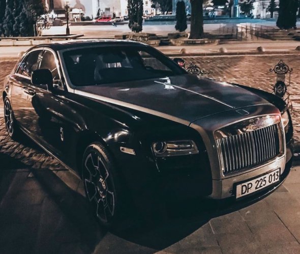 Rolls-Royce Ghost з незвичними номерами на вулиці Львова