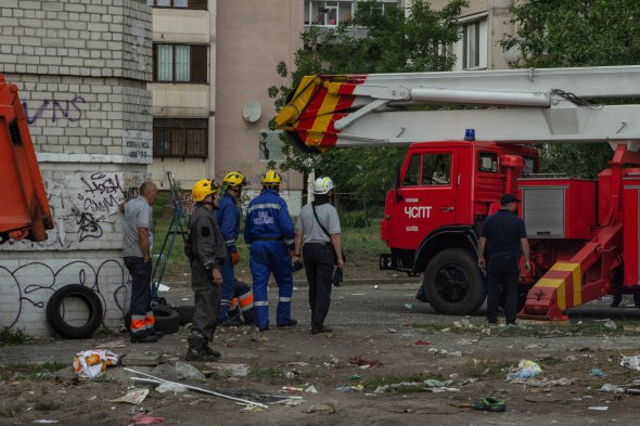 Утром 21 июня произошел взрыв в 10-этажном доме по ул. Соломии Крушельницкой, 1/5 в Дарницком районе столицы. 16 квартир разрушены, еще 40 повреждены