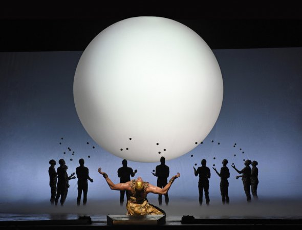 У постановці режисера Феліма МакДермотта на сцені нью-йоркської Метрополітен-Опера взяли участь жонглери Gandini Juggling Company