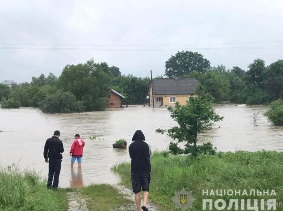 В западных областях Украины уже несколько дней бушует непогода. Фото: Нацполиция