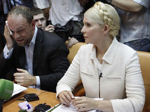 Юлія Тимошенко з адвокатом Сергієм Власенком в залі Печерського суду.