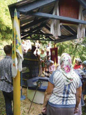 Люди із села Перейма Балтського району Одеської області прийшли на освячення місцевої чудотворної криниці на Десяту П’ятницю у червні 2019 року