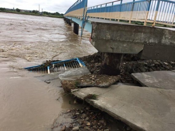После предыдущего наводнения мост строили 7 лет