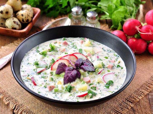 Подають страву прикрашену зеленню.