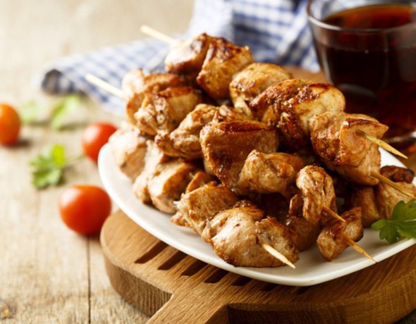 Ароматний шашлик на шпажках приправлений базиліком.