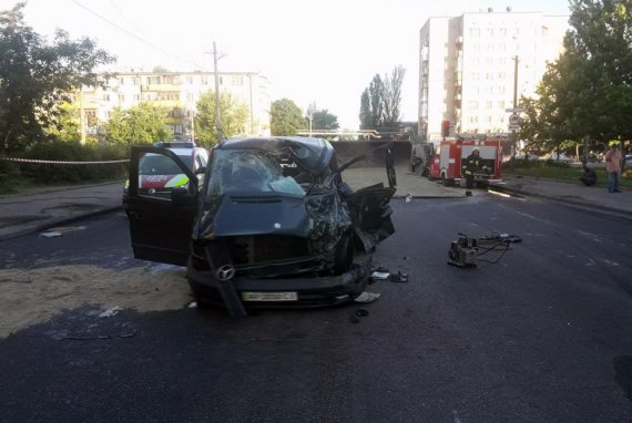 В Днепре столкнулись Mercedes-Benz Vito и грузовик DAF. Погибли 51-летний чоловие и 14-летний парень