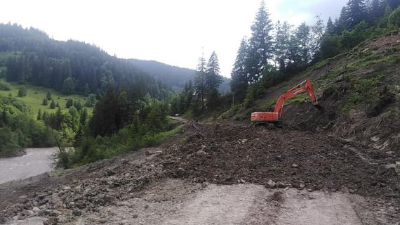 В Івано-Франківському районі через масштабні опади відбулися зсуви ґрунту