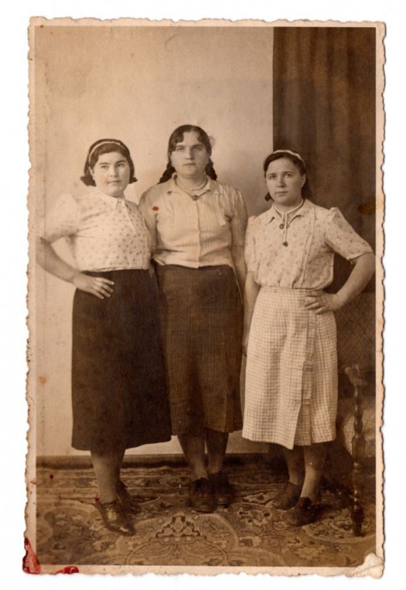 Фото украинок периода Второй мировой войны продавали на аукционе