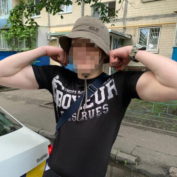 У Києві  18-річний порізав    53-річного незнайомця. Потерпілий в лікарні, підозрюваного - затримали