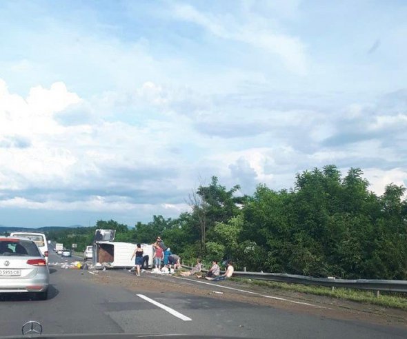 На трассе Киев-Чоп перевернулась маршрутка. Есть жертвы