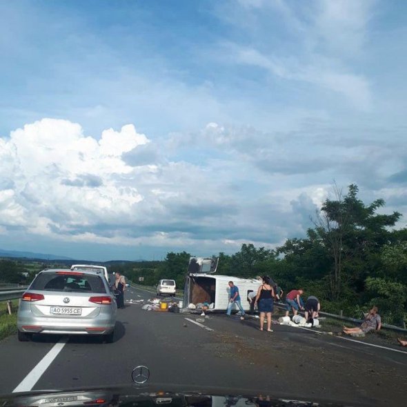 На трассе Киев-Чоп перевернулась маршрутка. Есть жертвы