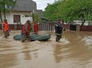 Велика вода на Прикарпатті затопила будинки, сільськогосподарські угіддя та знищила дороги