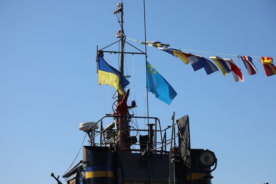 На буксире подняли крымскотатарский флаг