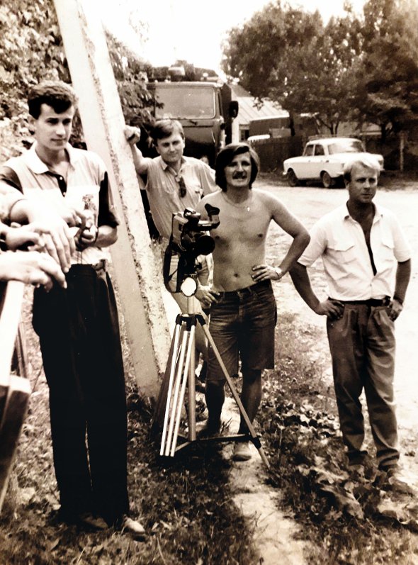 Режисер Валерій Шалига стоїть біля камери під час зйомок першого повнометражного фільму ”Покута” за однойменним романом Леоніда Пастушенка. Над стрічкою почали працювати 1994-го. На екрани вийшла за два роки. Знімали в селі Якушинці поблизу Вінниці