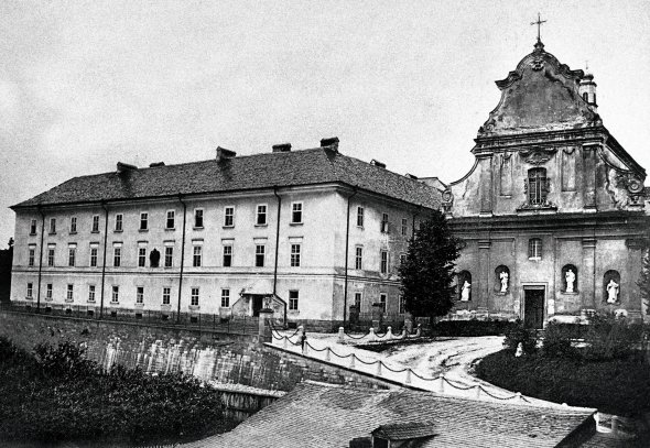 У цій будівлі Львівського університету 1 липня 1910 року загинув студент Адам Коцко. Нині тут розташований біологічний факультет Львівського національного університету імені Івана Франка